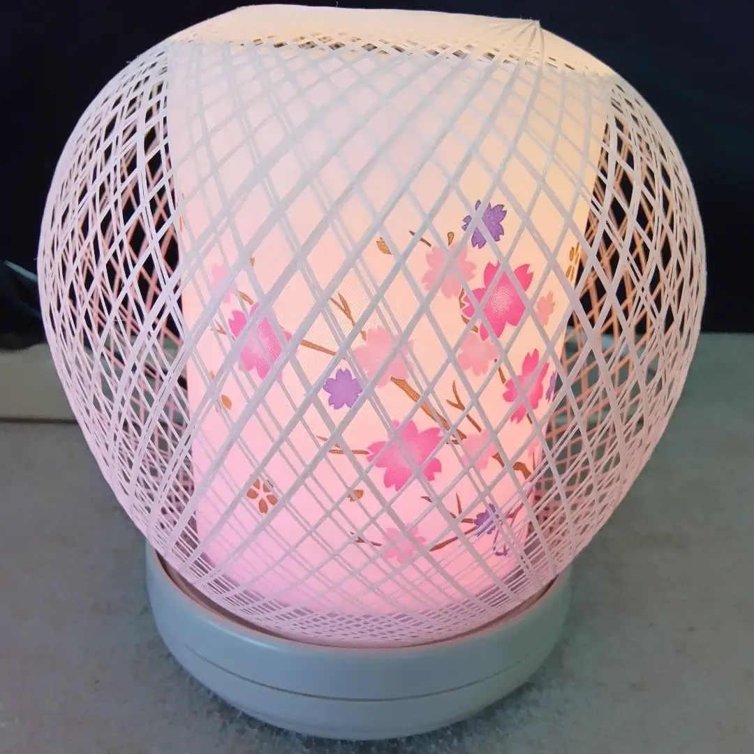 思わず目をとめてしまう、花柄が美しい一品です。