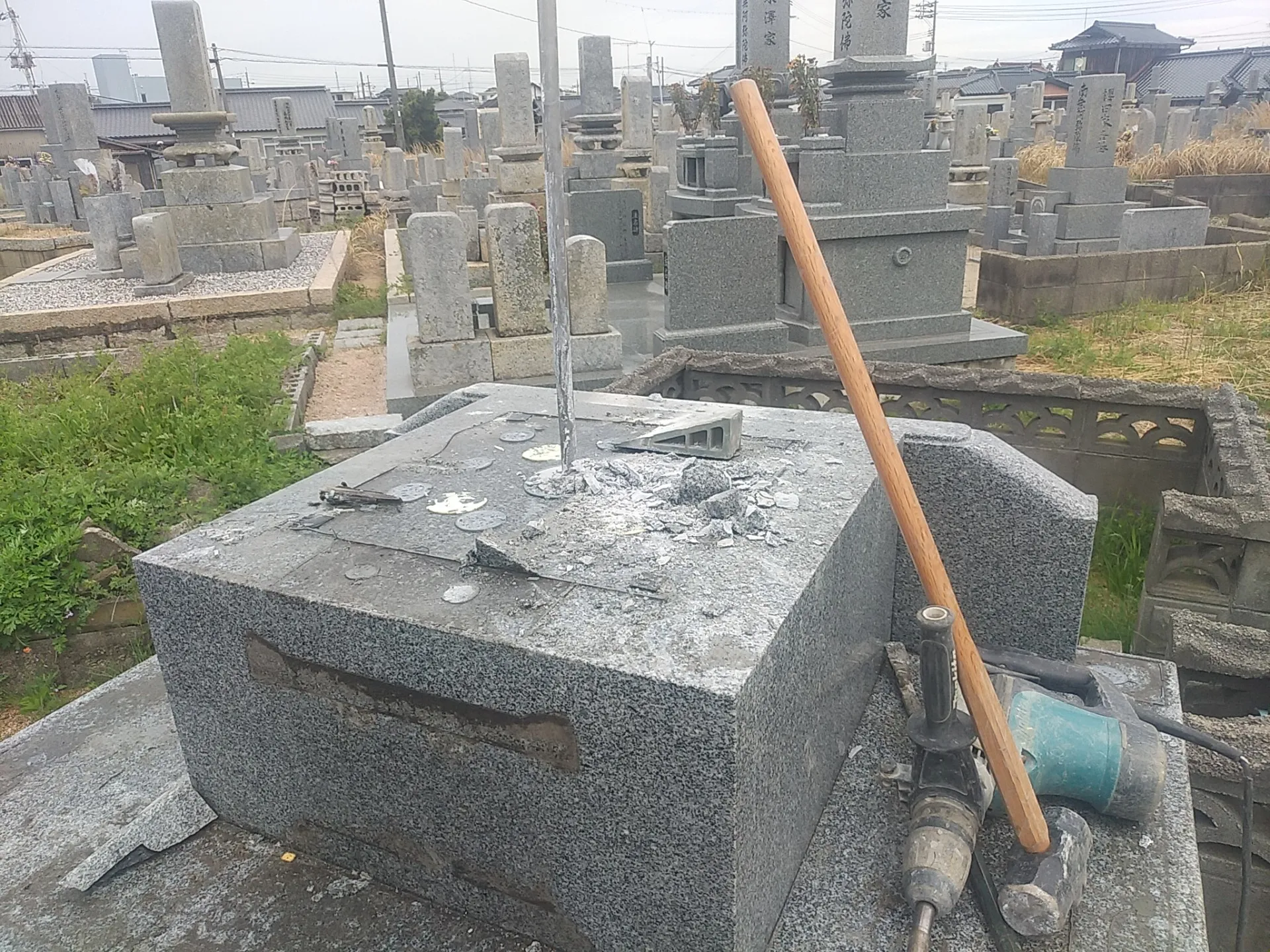 耐震棒が入った墓石構造の確認