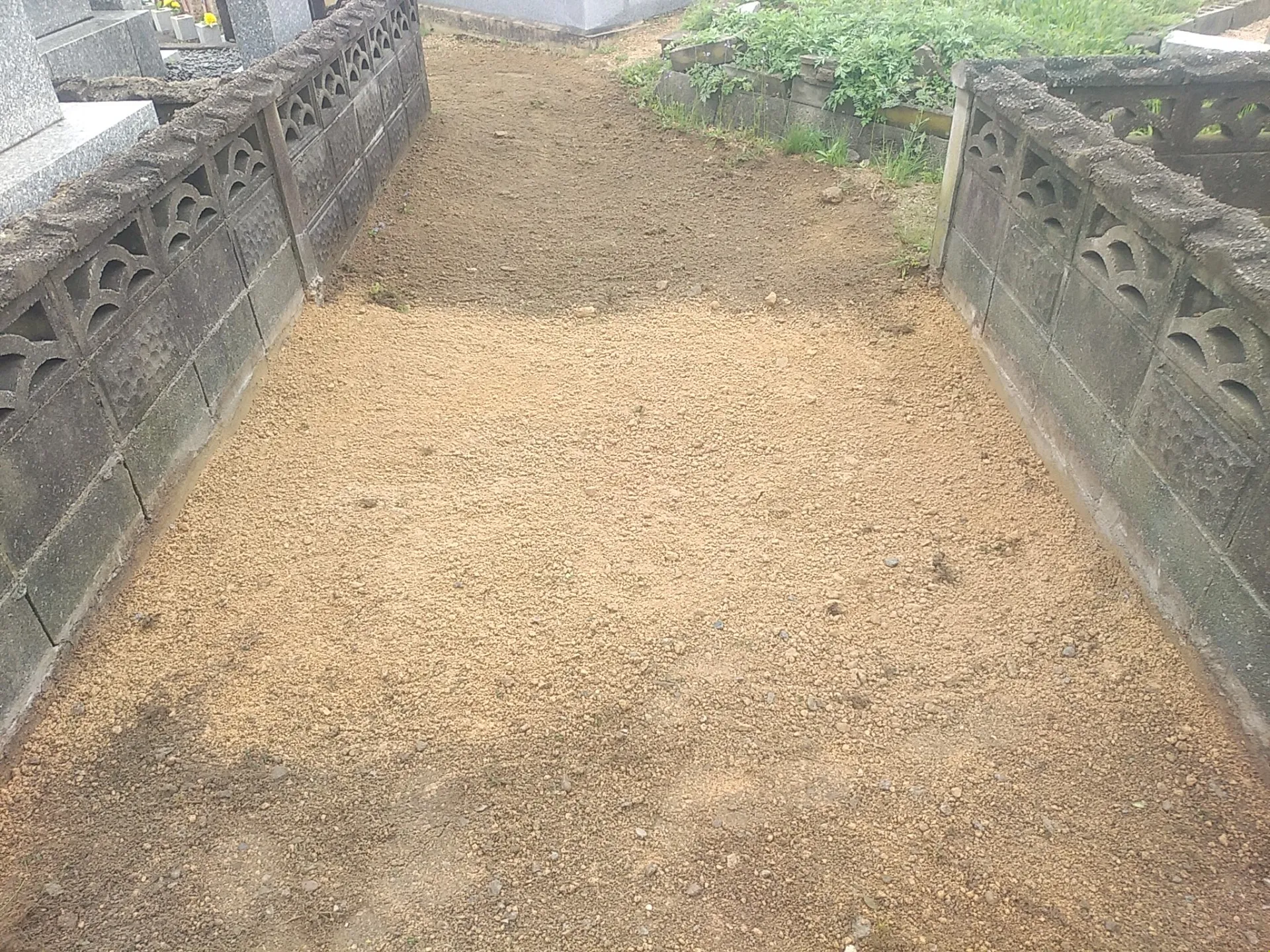 真砂土を入れて整地する作業