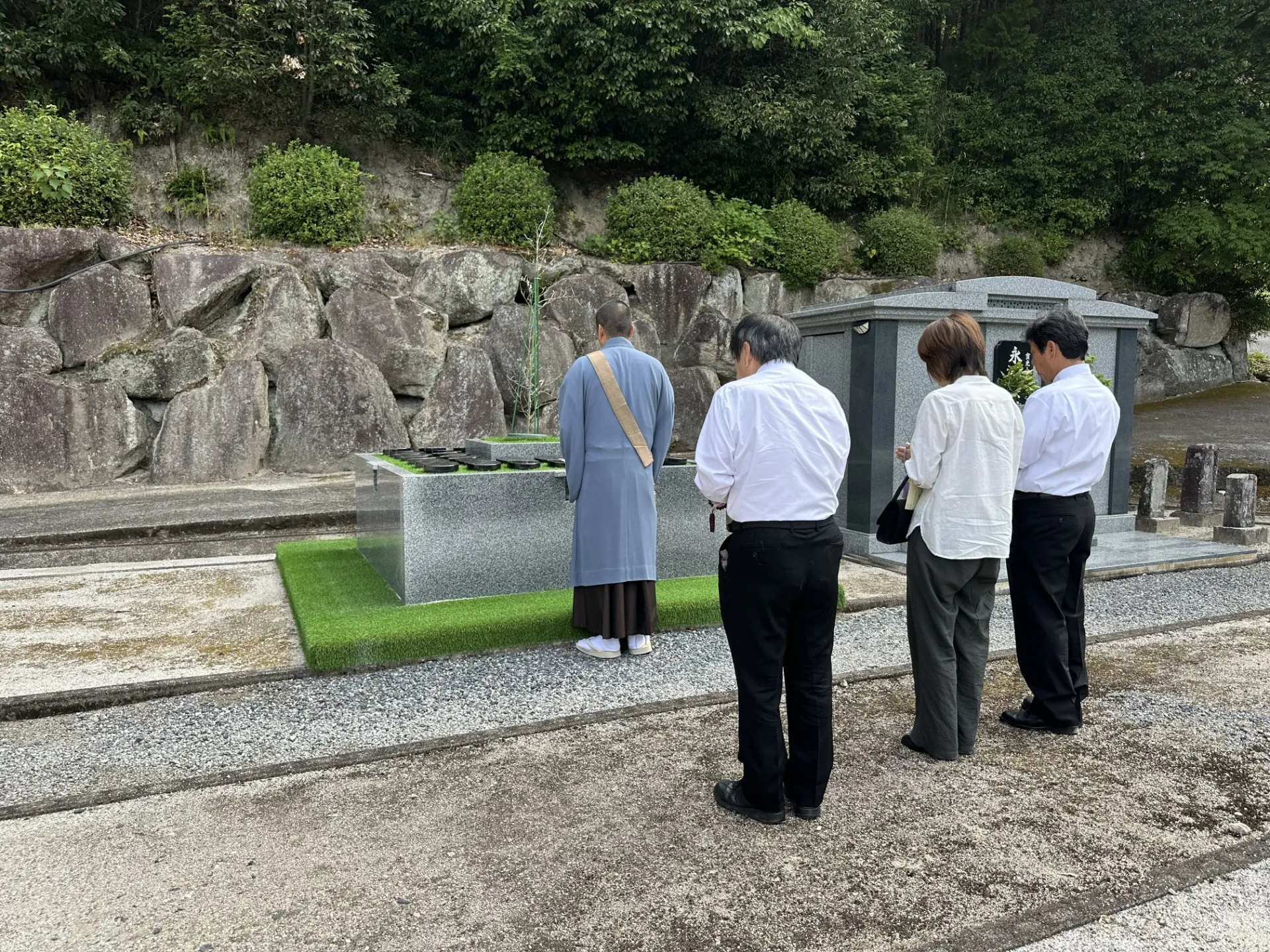 欽明寺樹木葬墓前でご住職による読経とご遺族様の合掌の様子