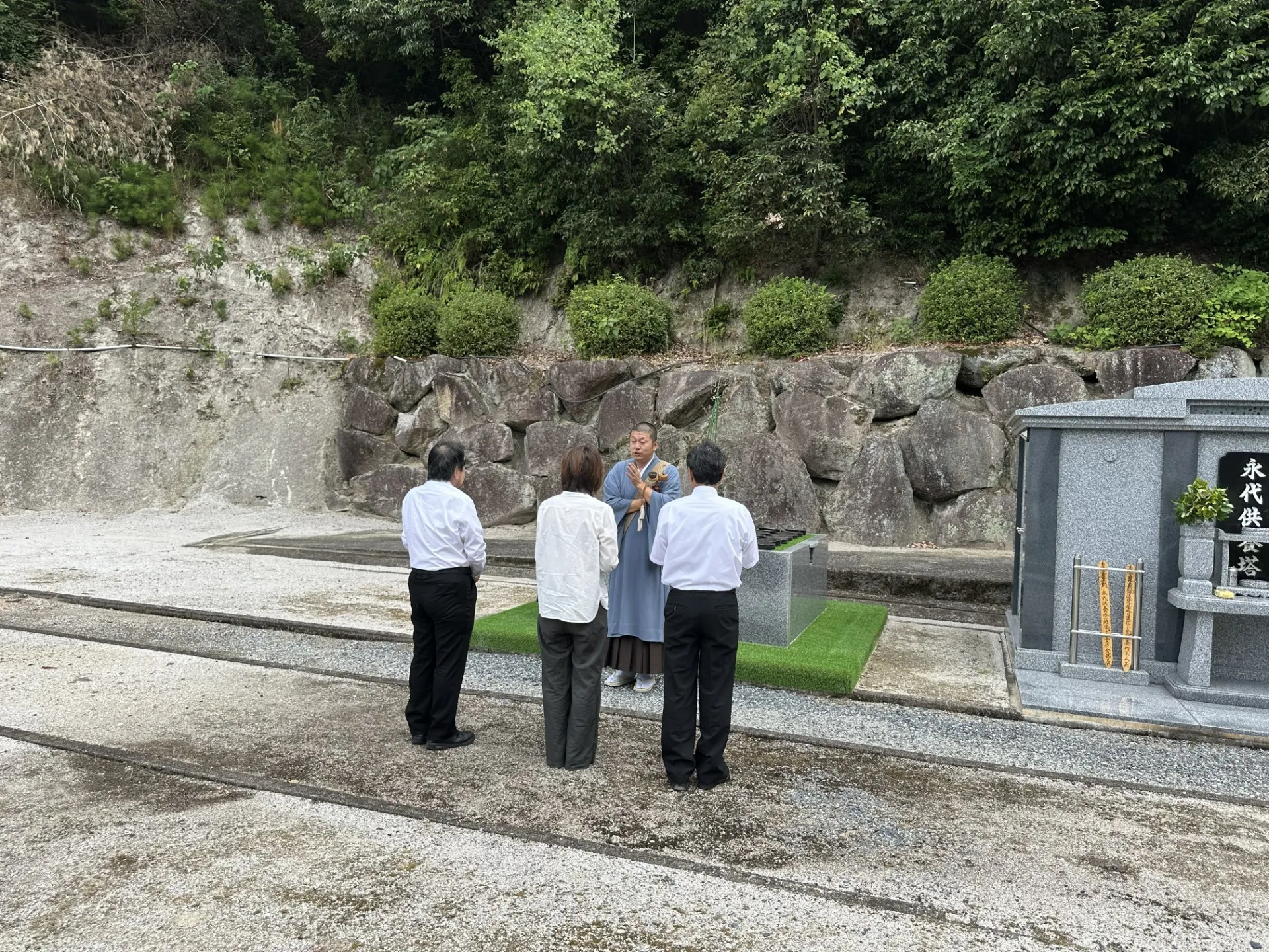 法要後にご遺族様へ温かく語りかけるご住職